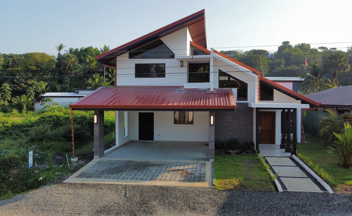 3 BEDROOM HOME IN CENTRAL UVITA